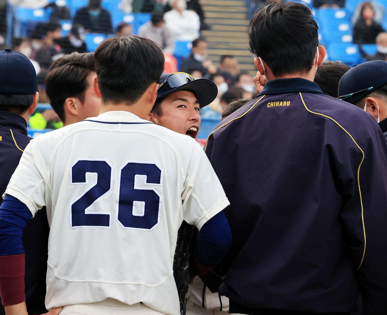 国学院大対明大　ベンチ前の円陣で声を出す国学院大の古江（中央）（撮影・浅見桂子）