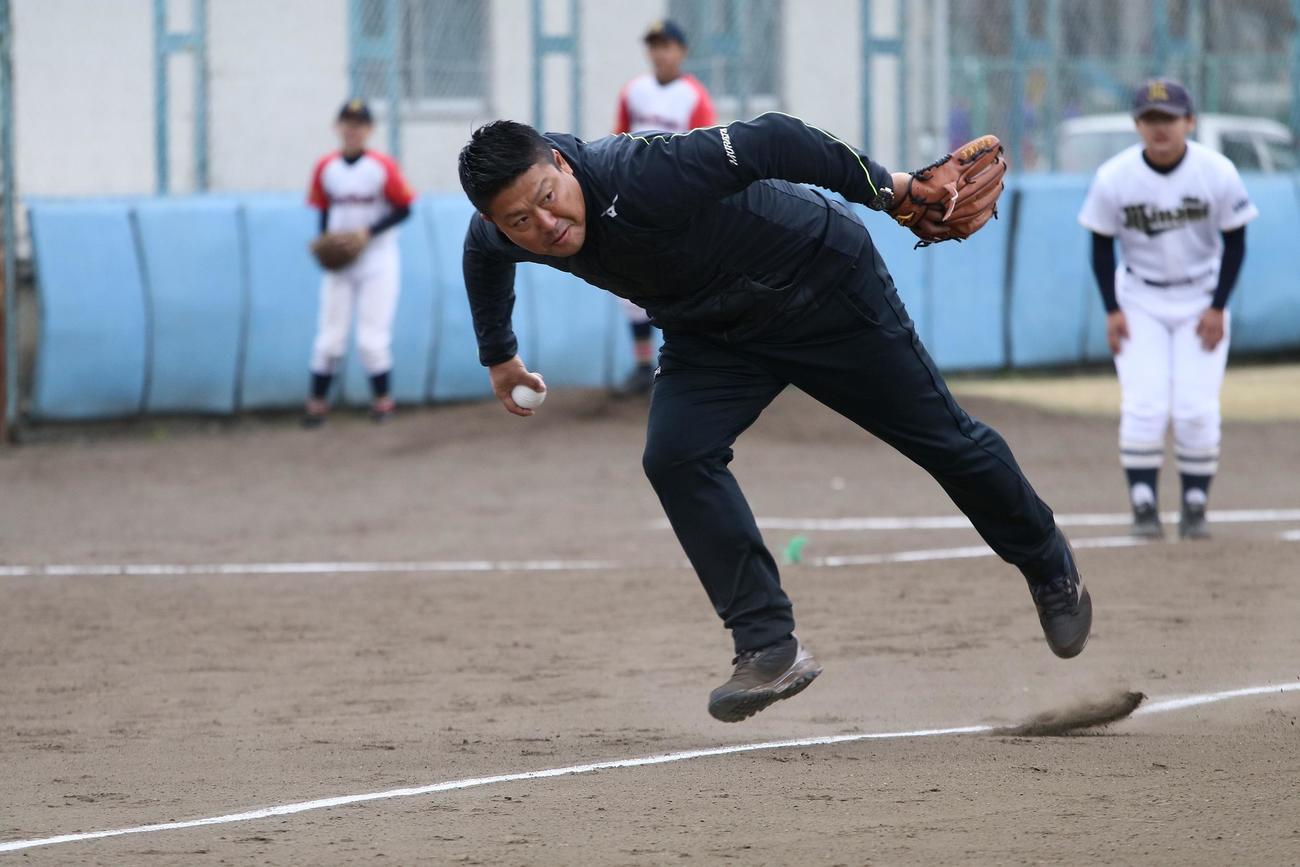 ロッテ1軍打撃コーチに就任の村田氏は以前、野球教室で躍動（18年12月2日撮影・金子真仁）