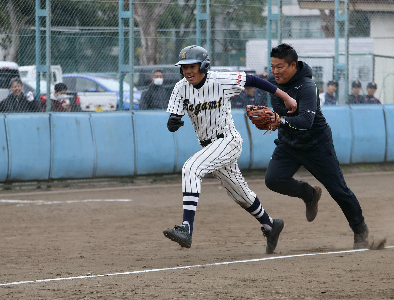 ロッテ打撃コーチに就任の村田氏は以前、野球教室で楽しそうに指導（18年12月2日撮影・金子真仁）