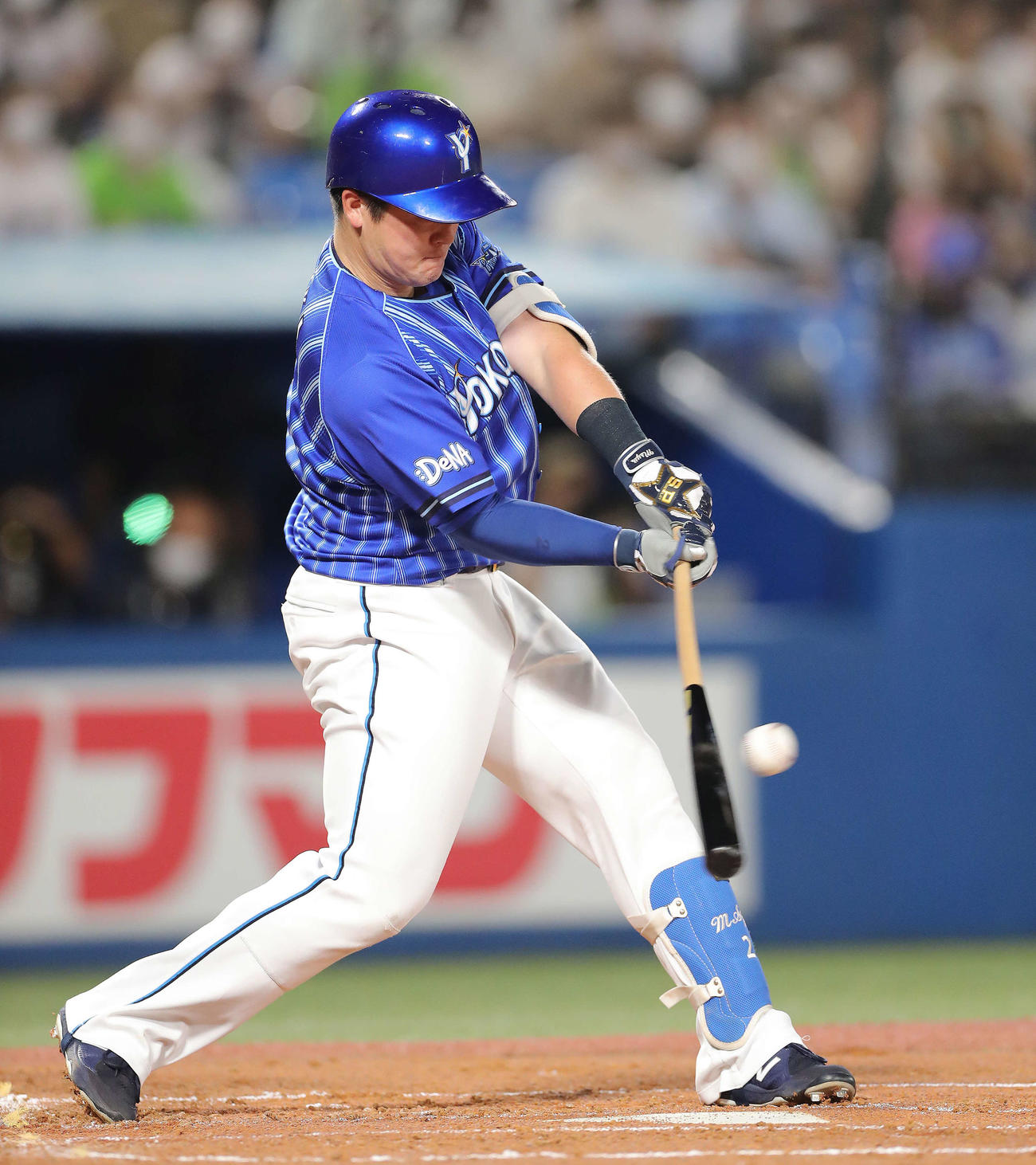 ヤクルト対DeNA 2回表DeNA無死、右前打を放つ牧（撮影・河田真司）
