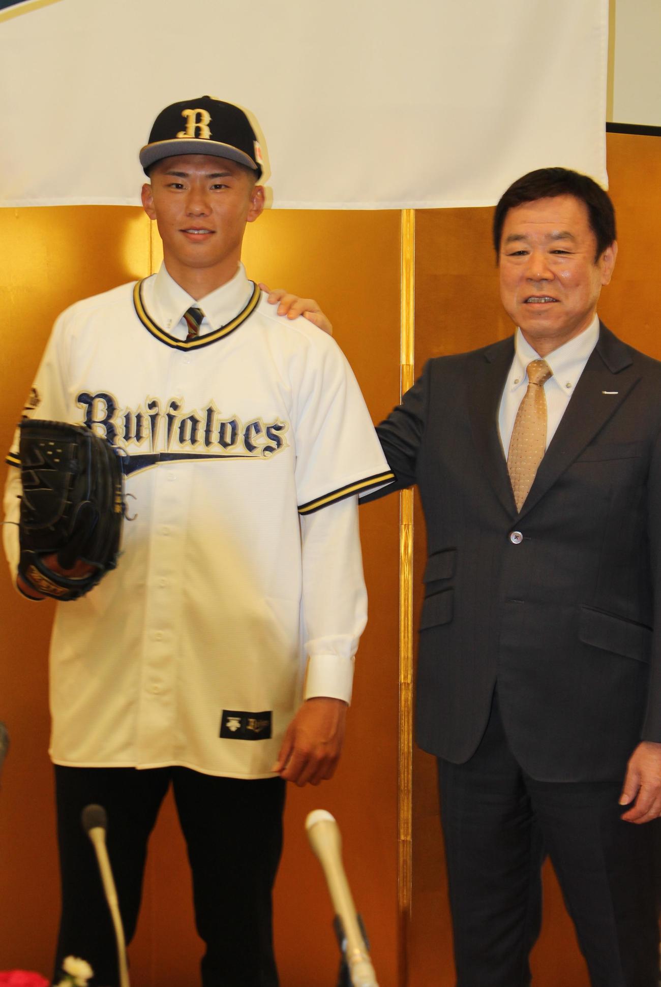 仮契約を終えたオリックス1位曽谷と福良GM（撮影・柏原誠）