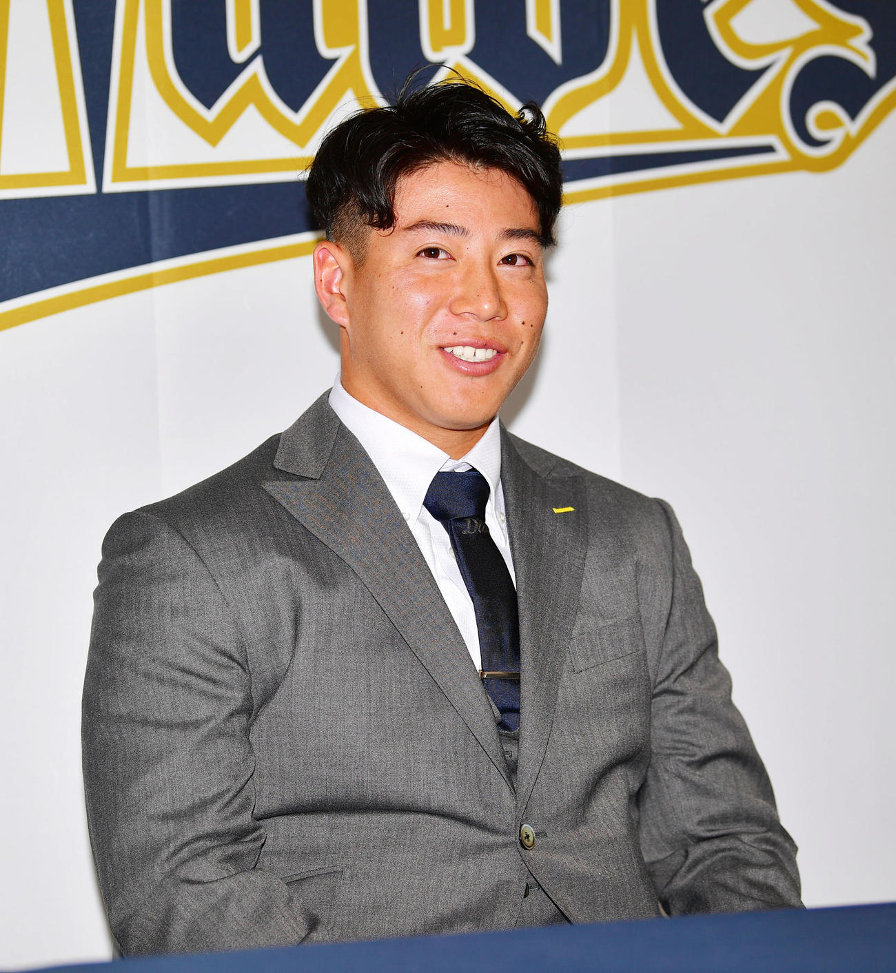 現状維持で契約更改、笑顔を見せながら会見する来田（撮影・前岡正明）