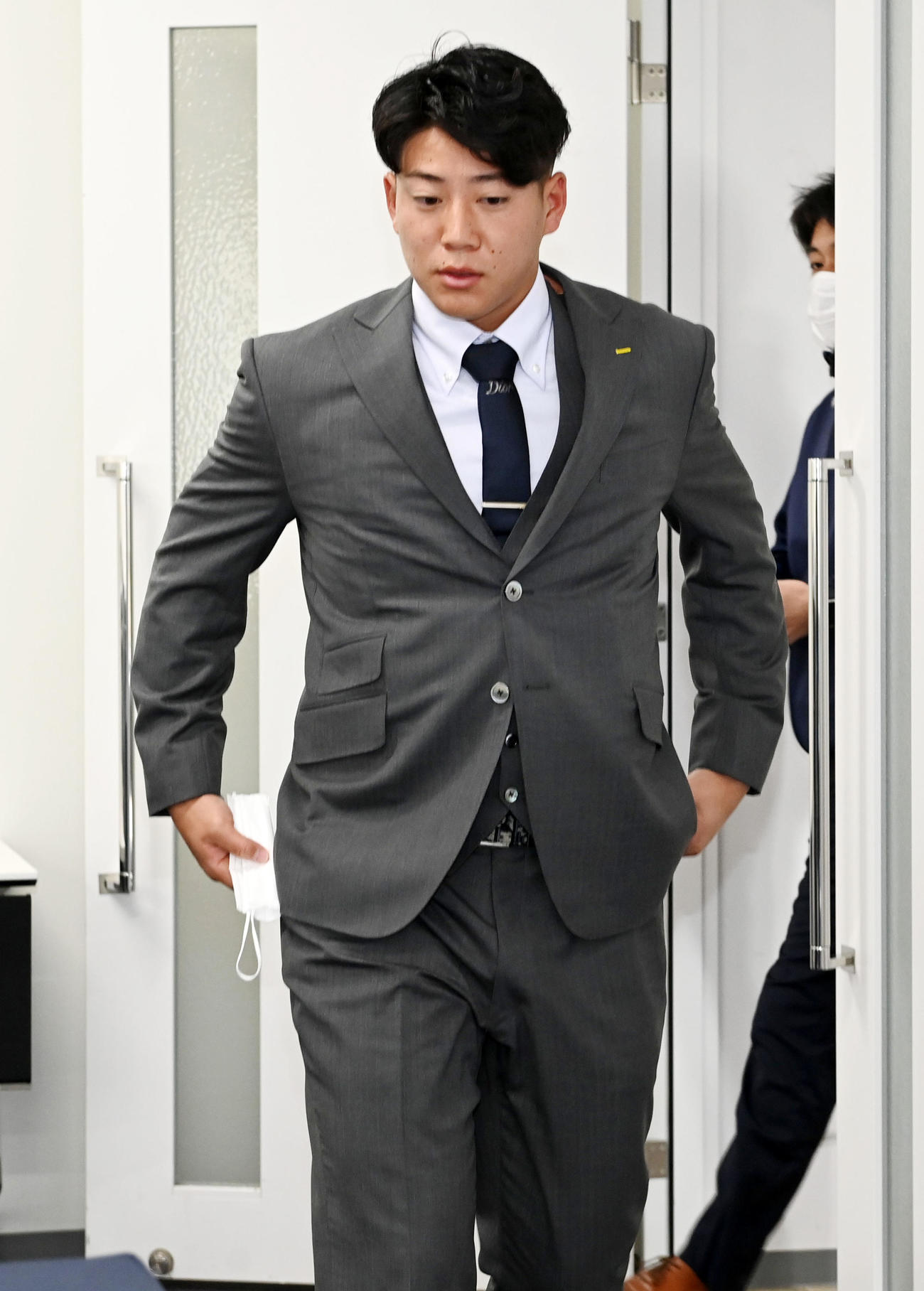 現状維持で契約更改、会見の席に着く来田（撮影・前岡正明）