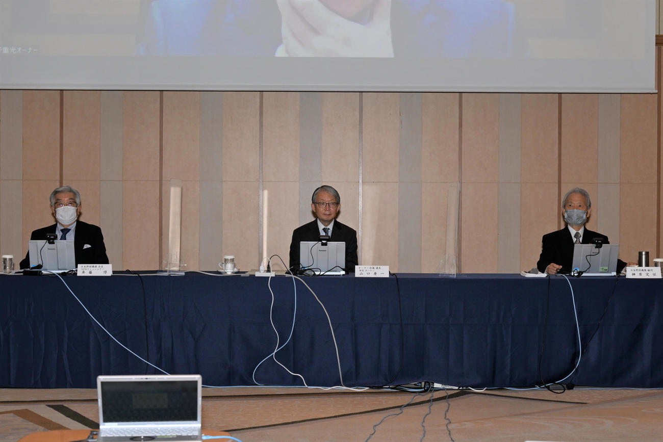 オーナー会議に出席する斉藤NPBコミッショナー（左）、巨人山口オーナー（中央）、榊原NPB顧問（右）（C）NPB／BBM2022）
