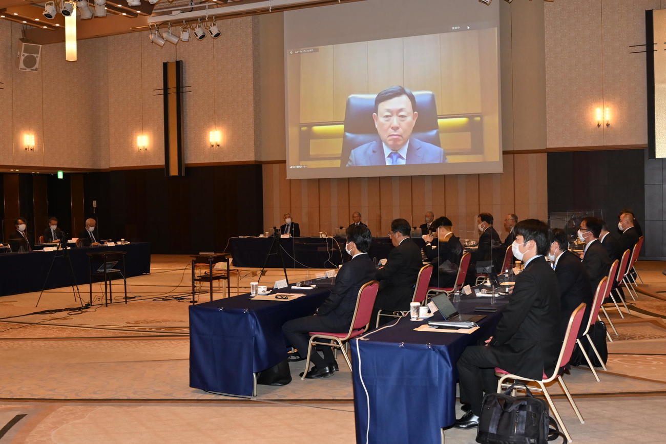 オーナー会議にリモートで参加するロッテ重光オーナー（C）NPB／BBM2022）