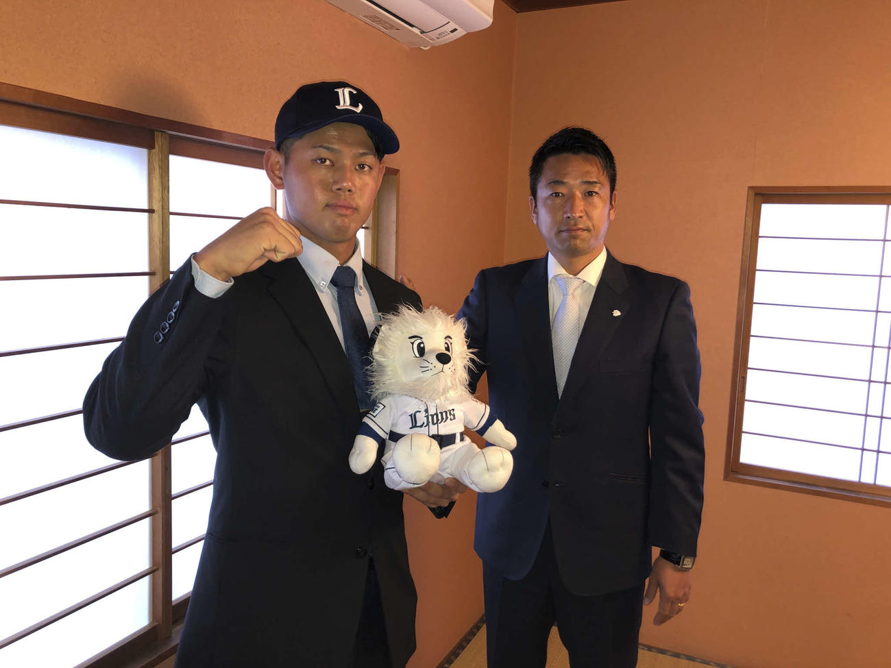 西武と入団合意した日本海・石川・野村（左）と担当の鈴木スカウト（球団提供）