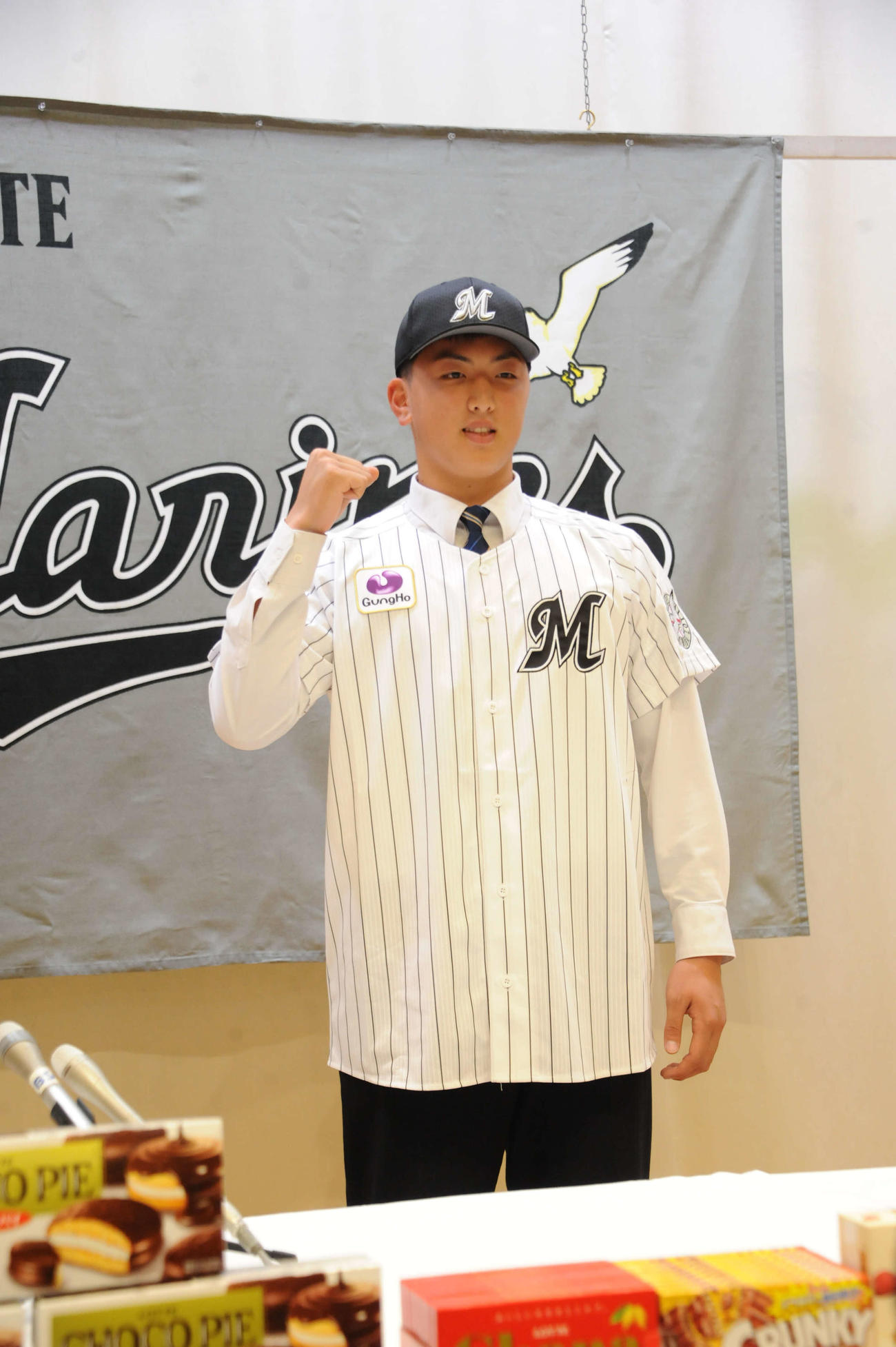 仮契約を交わし、ユニホーム姿を披露する田中