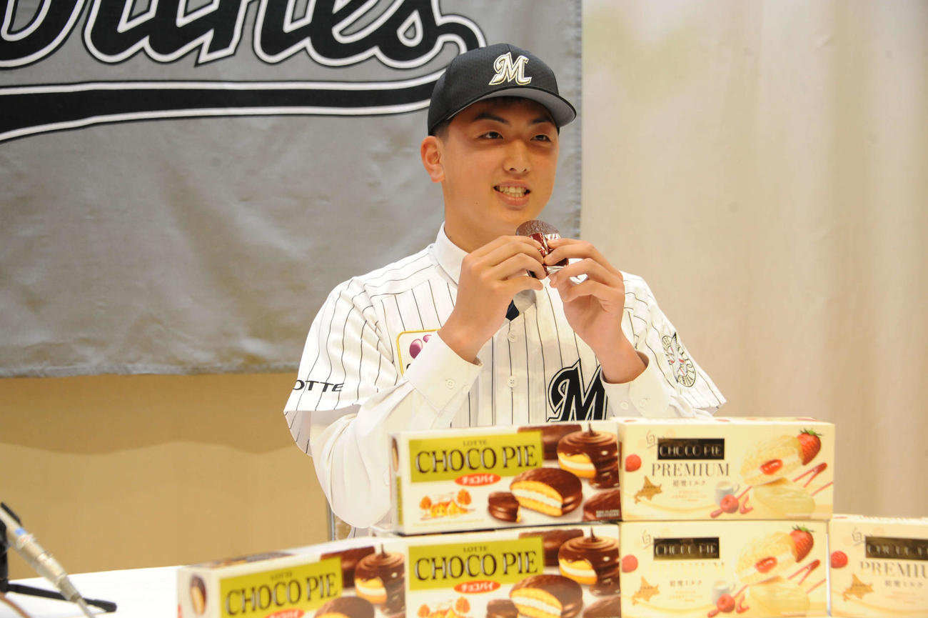 「よく食べる」というロッテの「チョコパイ」を手に笑顔をみせる田中