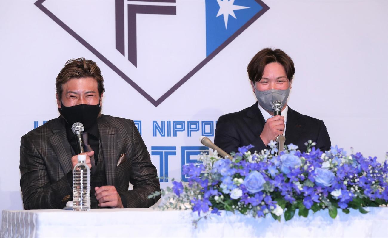 日本ハムに入団する伏見（右）は新庄監督と笑顔で会見する（撮影・黒川智章）