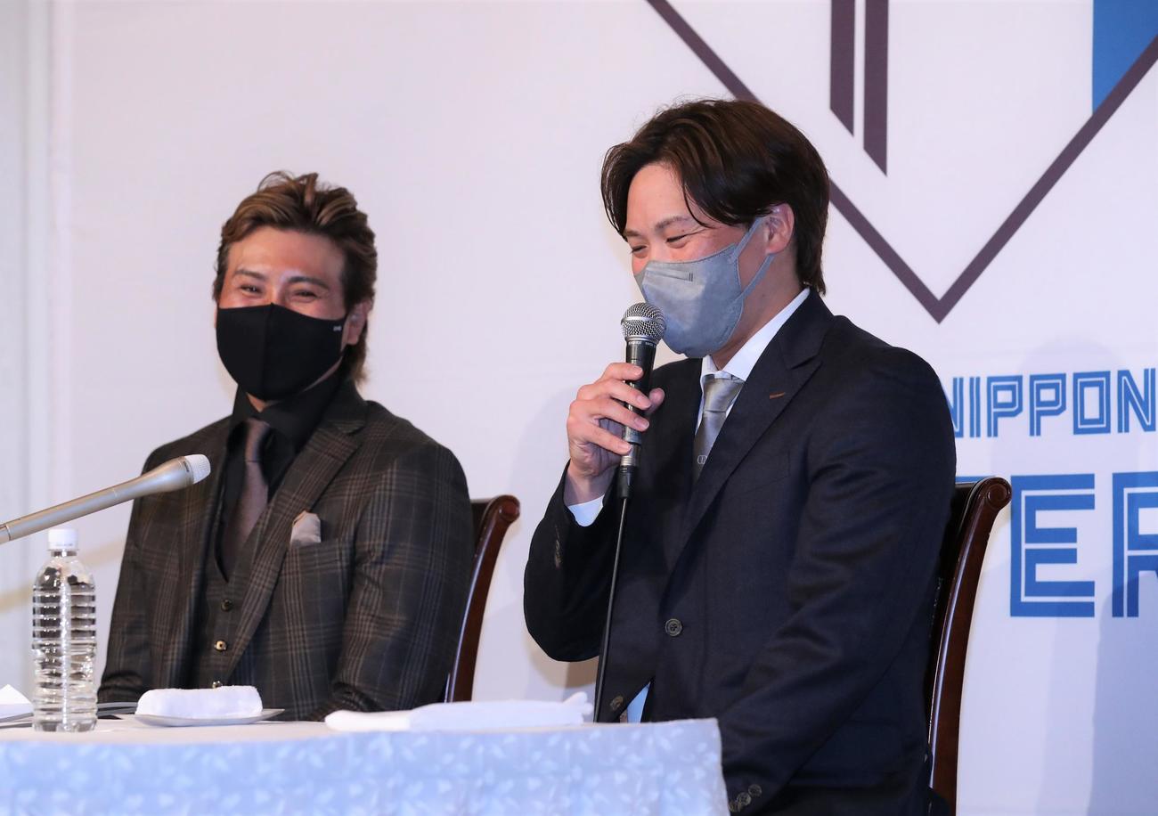 日本ハムに入団する伏見（右）は新庄監督と笑顔で会見する（撮影・黒川智章）