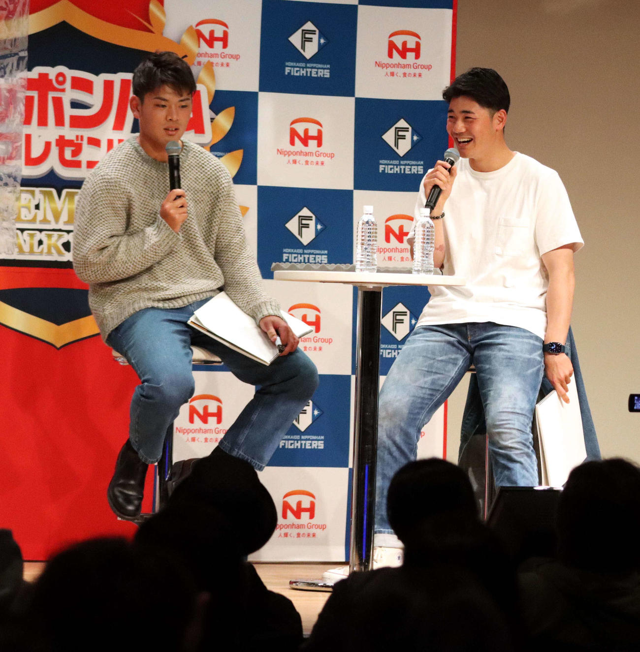 笑顔でトークショーに臨む日本ハム野村（左）と清宮（撮影・永野高輔）