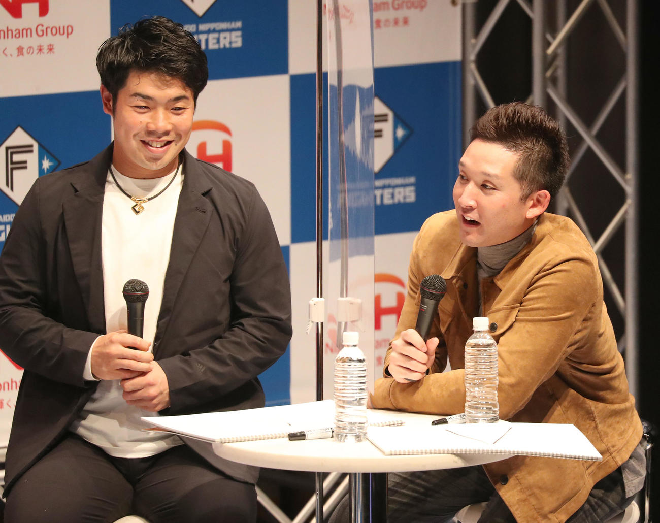 トークショーで談笑する日本ハム近藤（左）と杉谷氏（撮影・佐藤翔太）