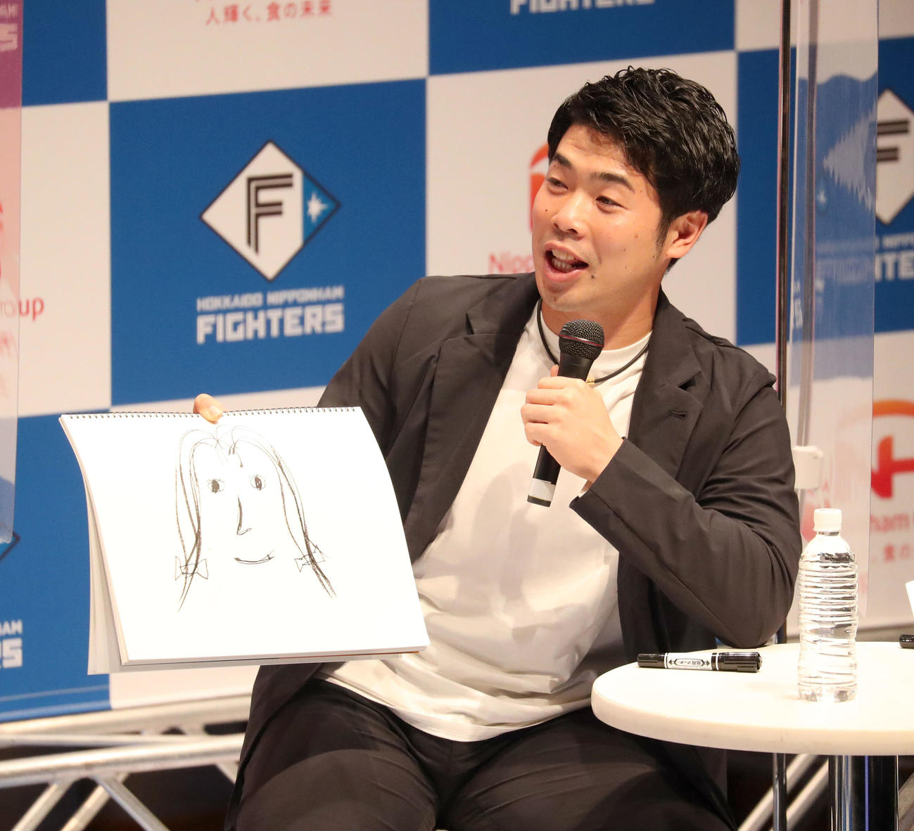 トークショーで自分の子供の似顔絵を披露する日本ハム近藤（撮影・佐藤翔太）