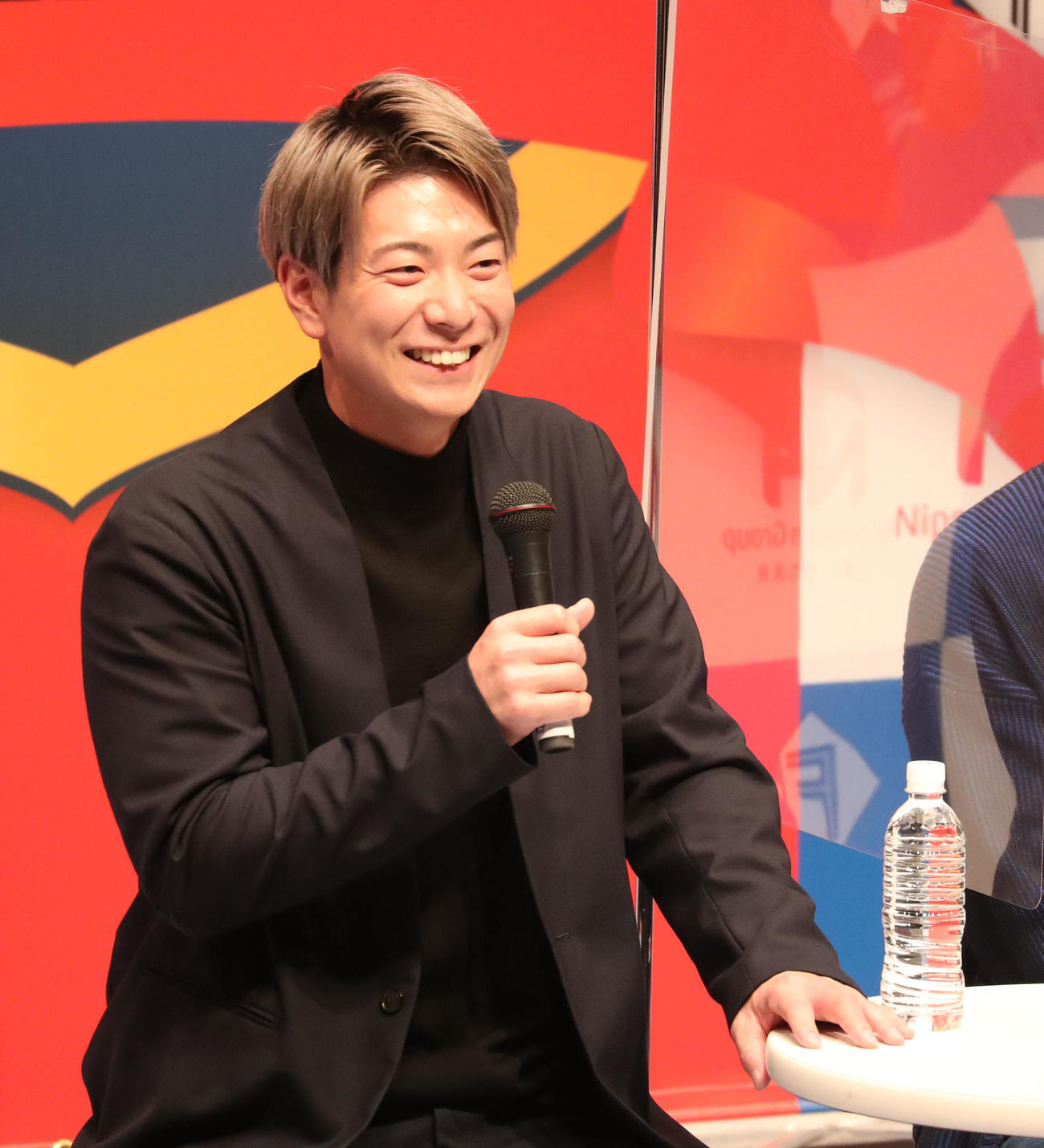 トークショーで笑顔を見せる日本ハム松本剛（撮影・佐藤翔太）