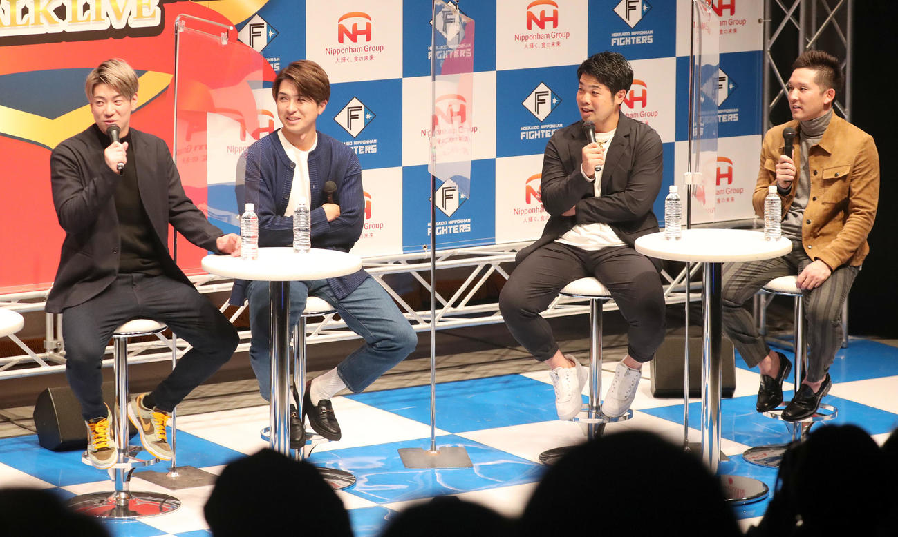 トークショーに登場する左から日本ハム松本剛、上沢、近藤、杉谷氏（撮影・佐藤翔太）