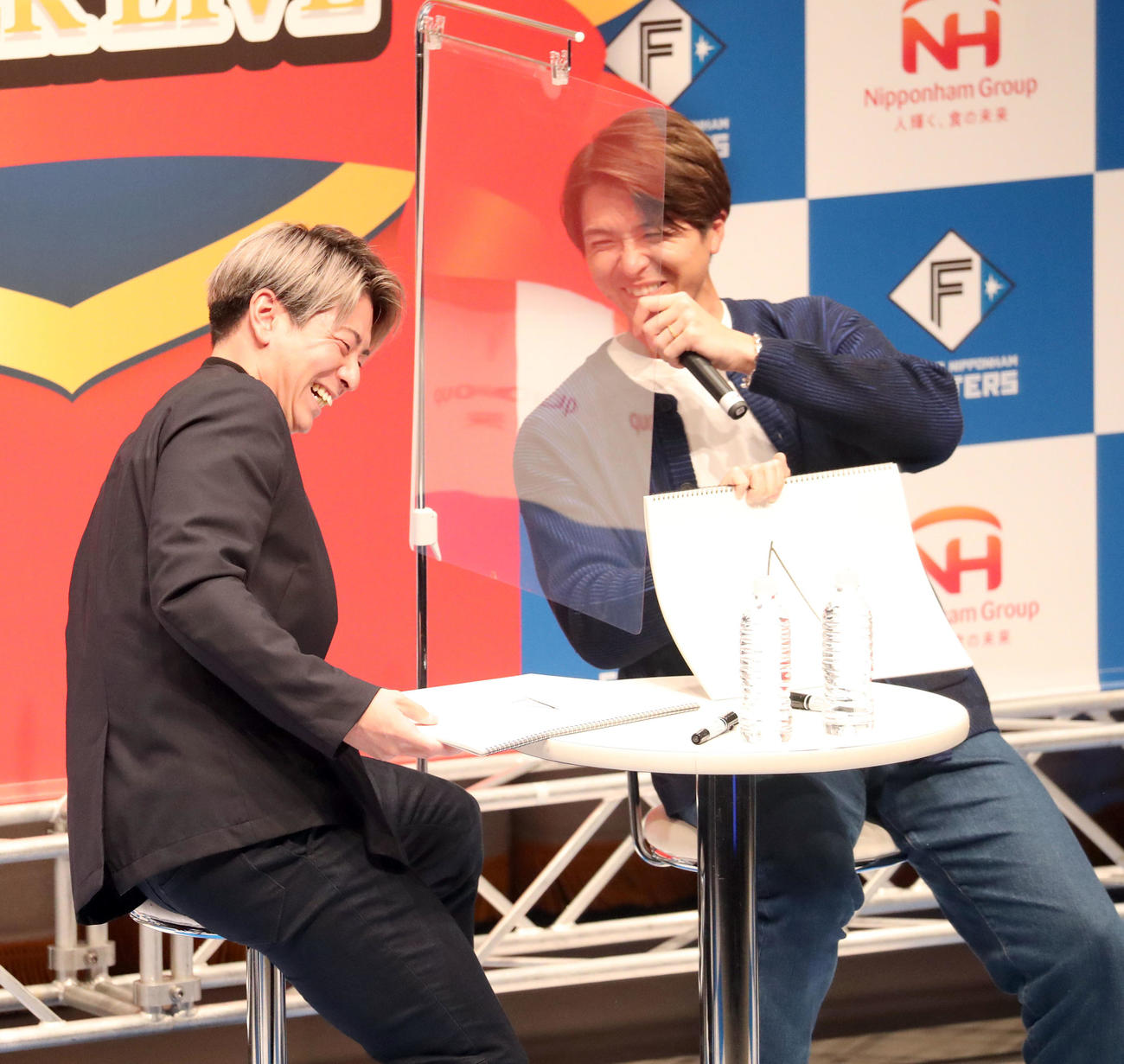 トークショーで談笑する日本ハム松本剛（左）と上沢（撮影・佐藤翔太）