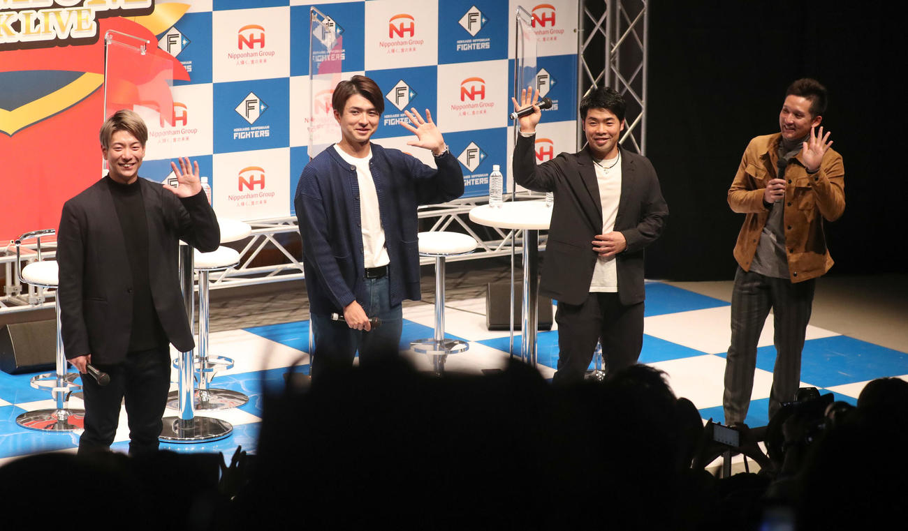 トークショーに登場する左から日本ハム松本剛、上沢、近藤、杉谷（撮影・佐藤翔太）