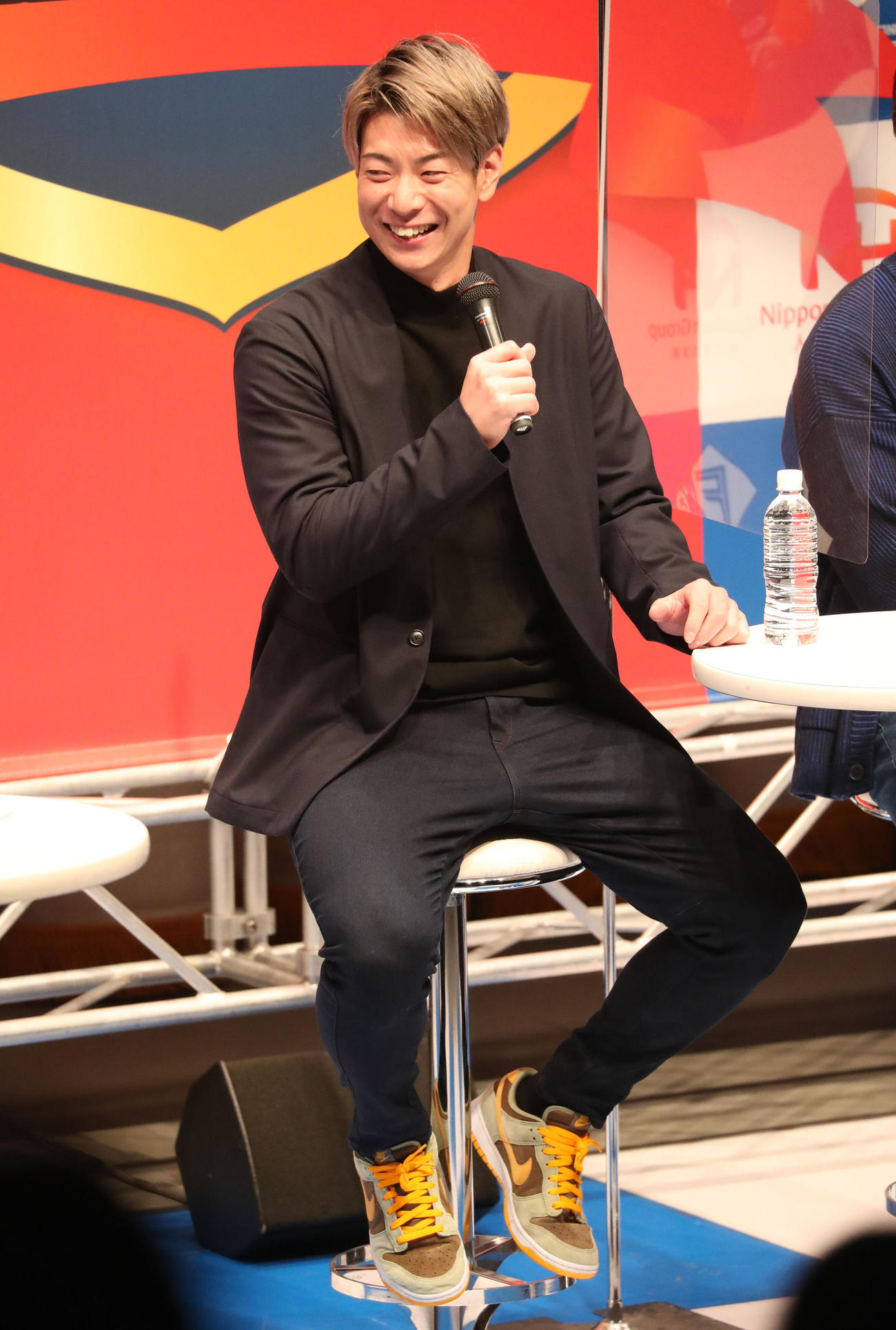 トークショーで笑顔を見せる日本ハム松本剛（撮影・佐藤翔太）