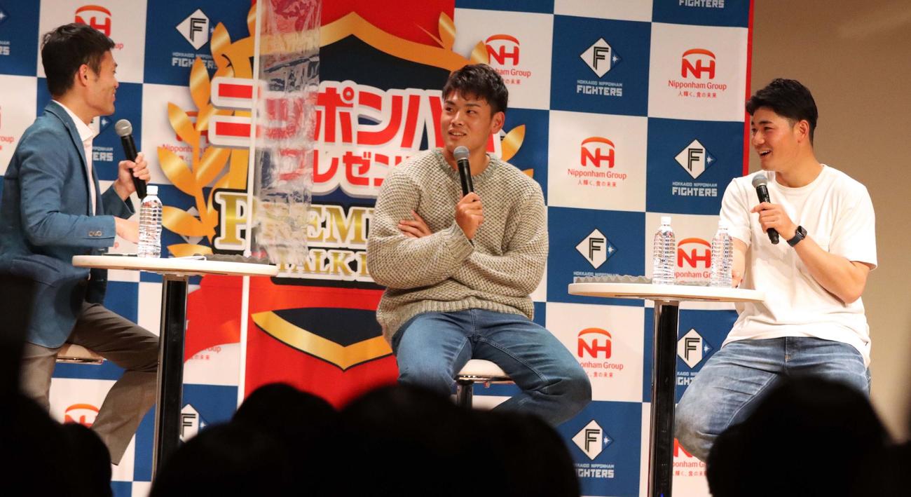 笑顔でトークショーに臨む、日本ハム野村（中央）と清宮（右）（撮影・永野高輔）