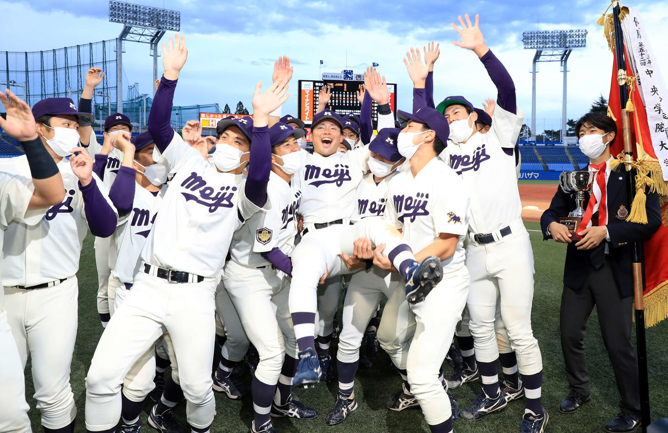 国学院大対明大　優勝を決め、歓喜の輪を作る明大ナインに胴上げされる村松（中央）（撮影・浅見桂子）