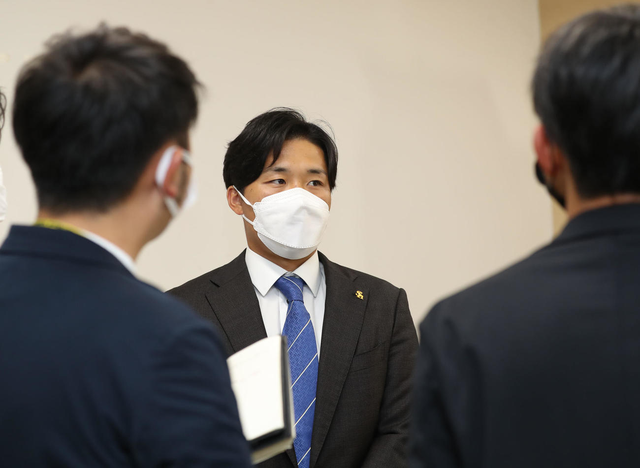 契約更改の会見を終え、囲み取材を受ける海野（撮影・屋方直哉）