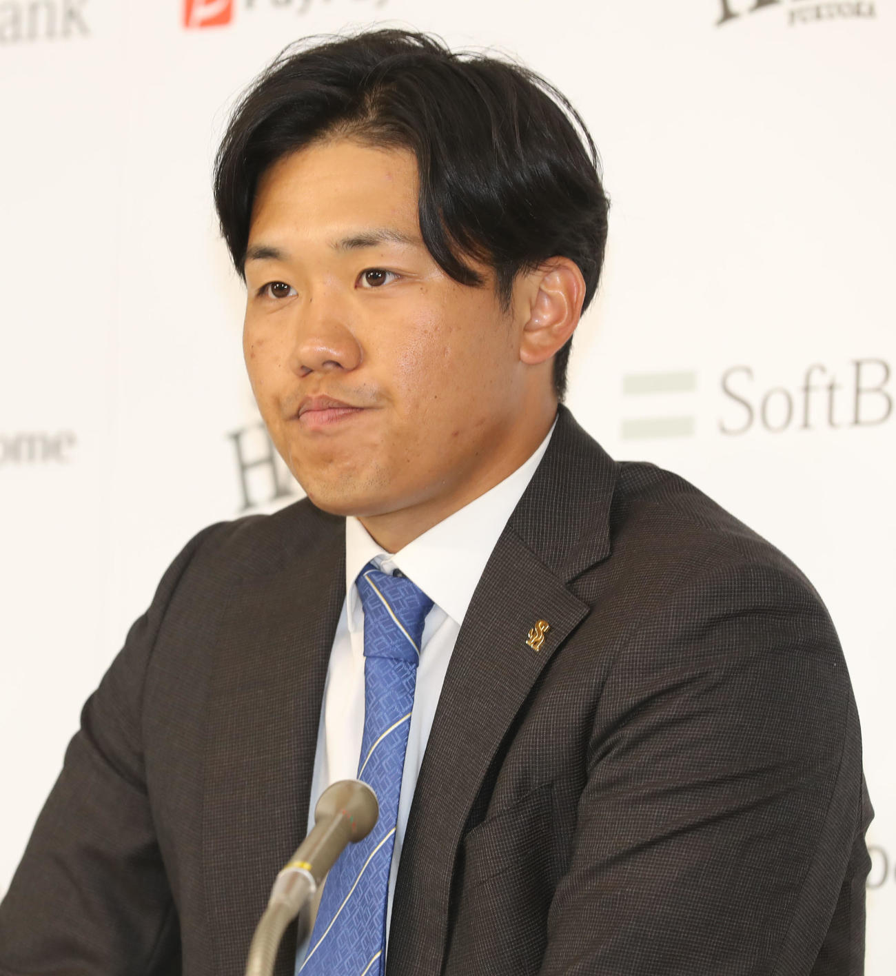 契約更改を終えて会見を行う海野（撮影・屋方直哉）