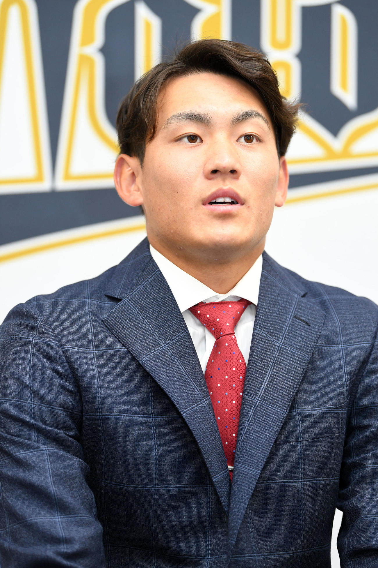 アップで契約更改、会見する元（撮影・前岡正明）