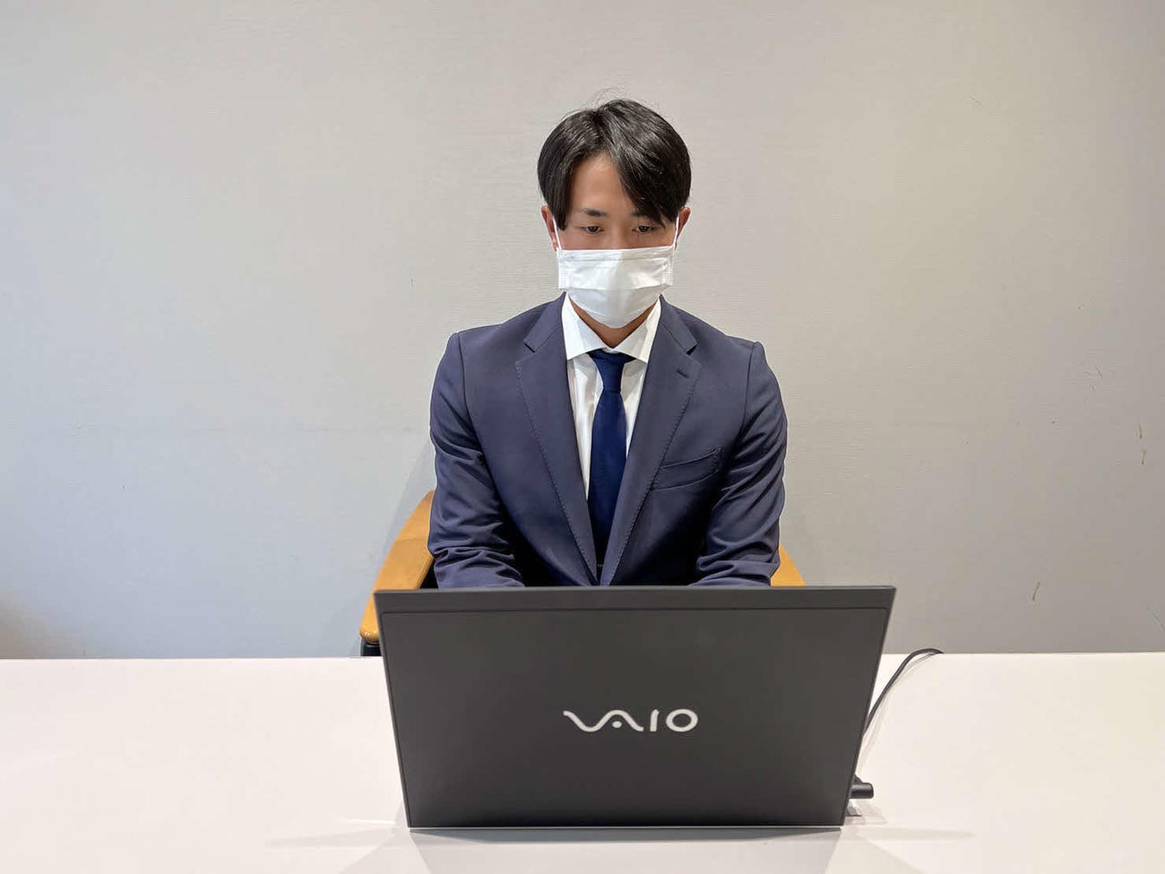 契約更改後、オンラインで取材に応じる日本ハム細川（球団提供）