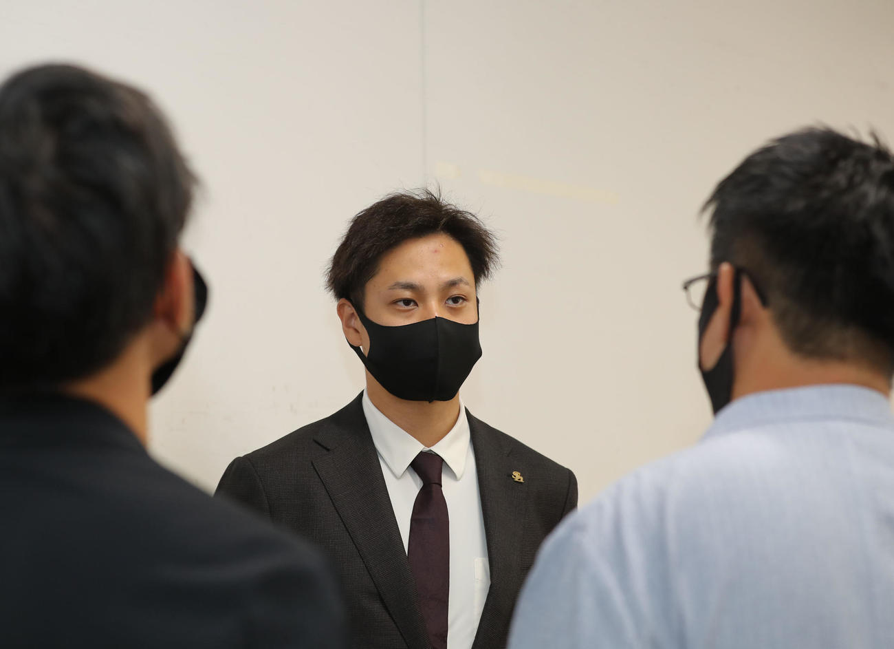 契約更改の会見を終え、囲み取材を受ける大竹耕（撮影・屋方直哉）