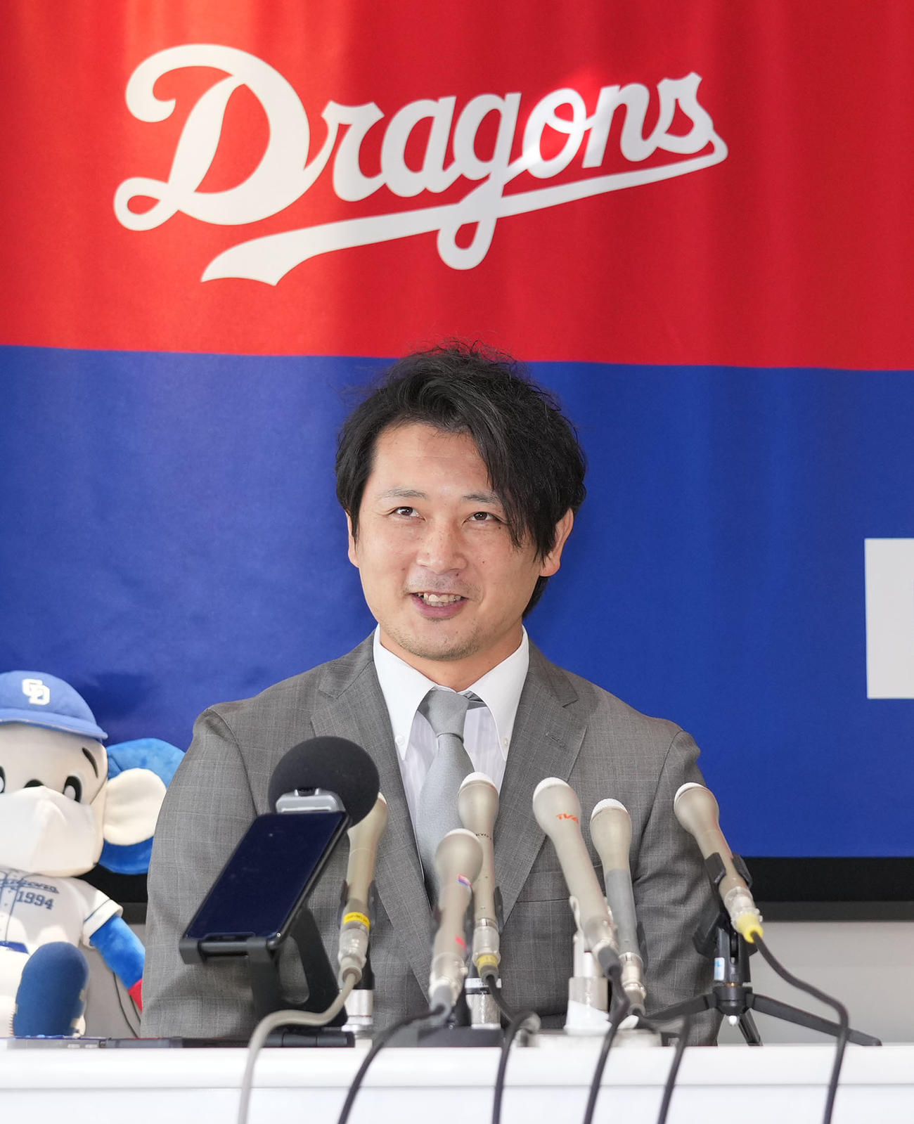 会見する涌井（撮影・森本幸一）