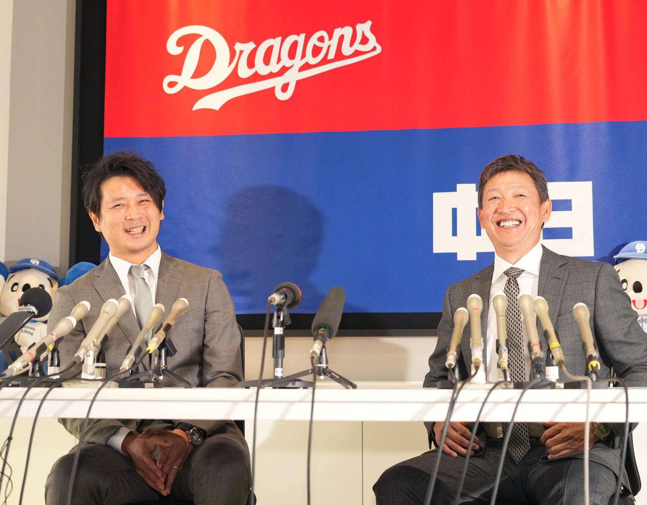 会見で笑顔を見せる涌井（左）右は立浪監督（撮影・森本幸一）