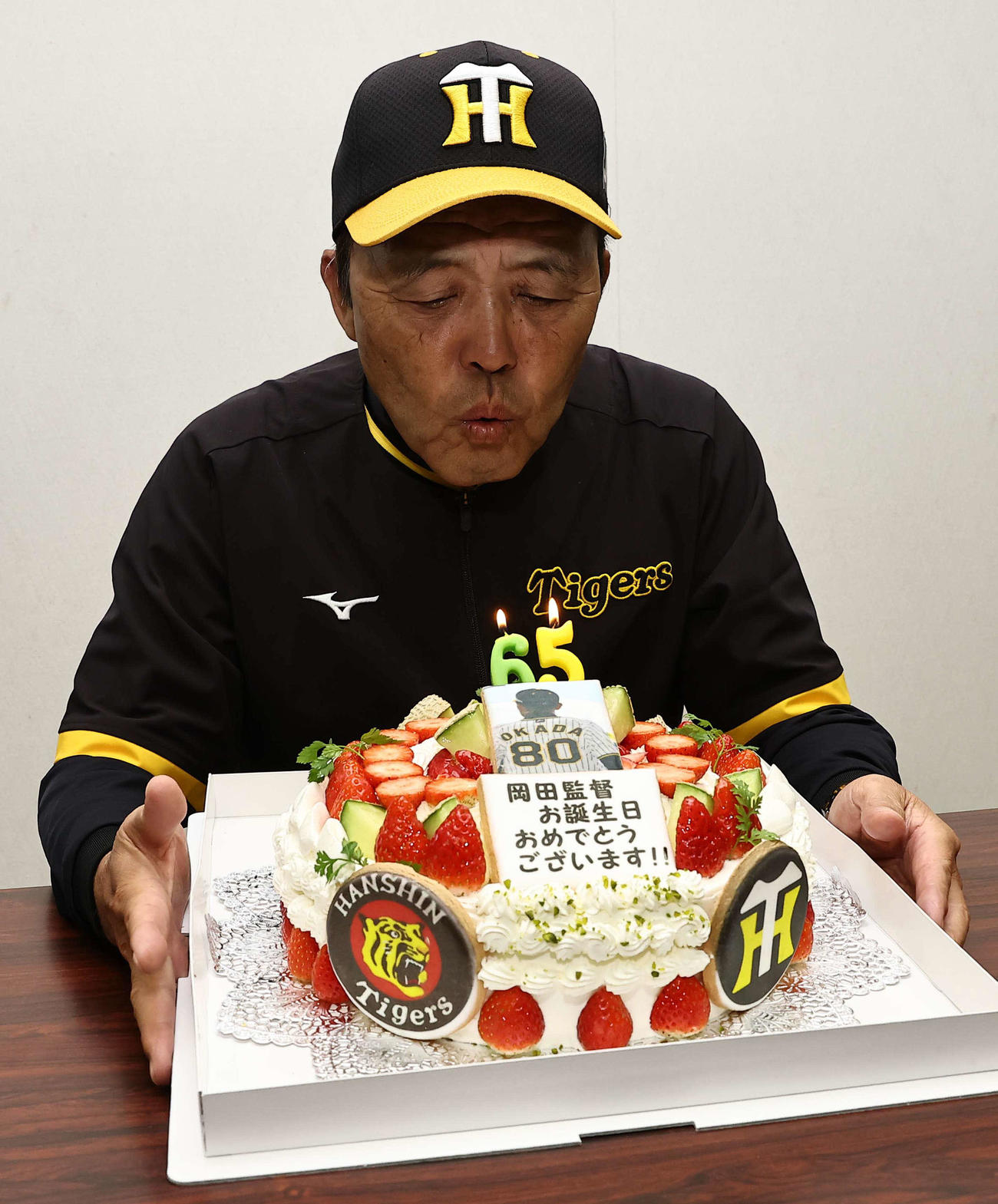 バースデイケーキを贈られた岡田監督はろうそくの火を吹き消す（撮影・上田博志）