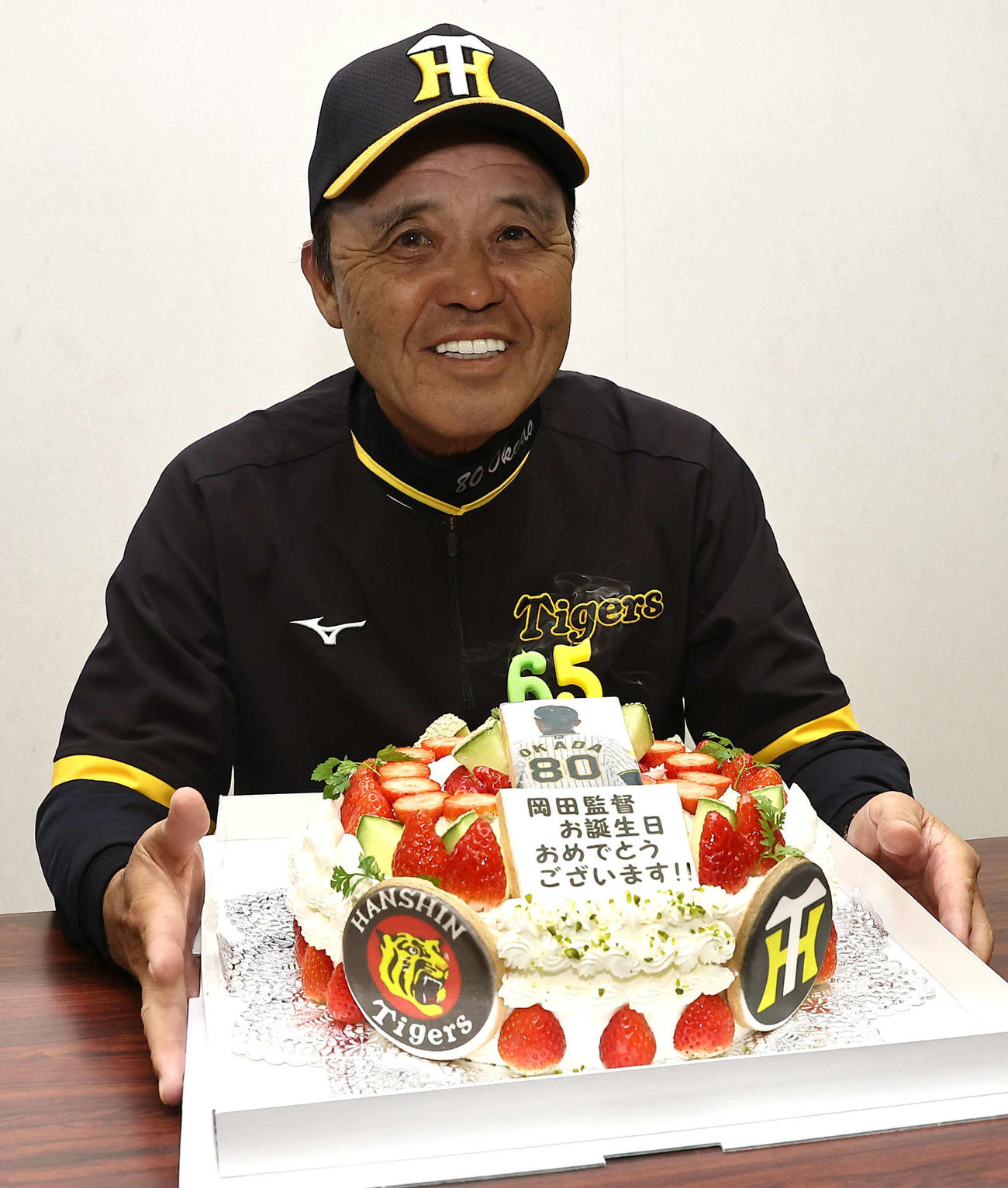 報道陣からバースデーケーキを贈られ笑顔を見せる阪神岡田監督（撮影・上田博志）