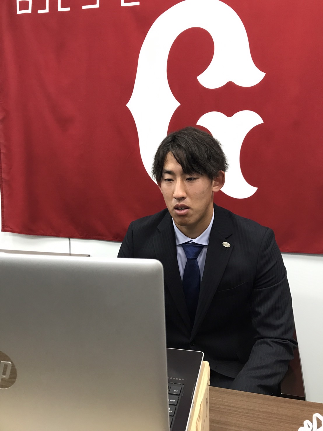 契約更改後、リモート会見に出席した巨人石田（球団提供）