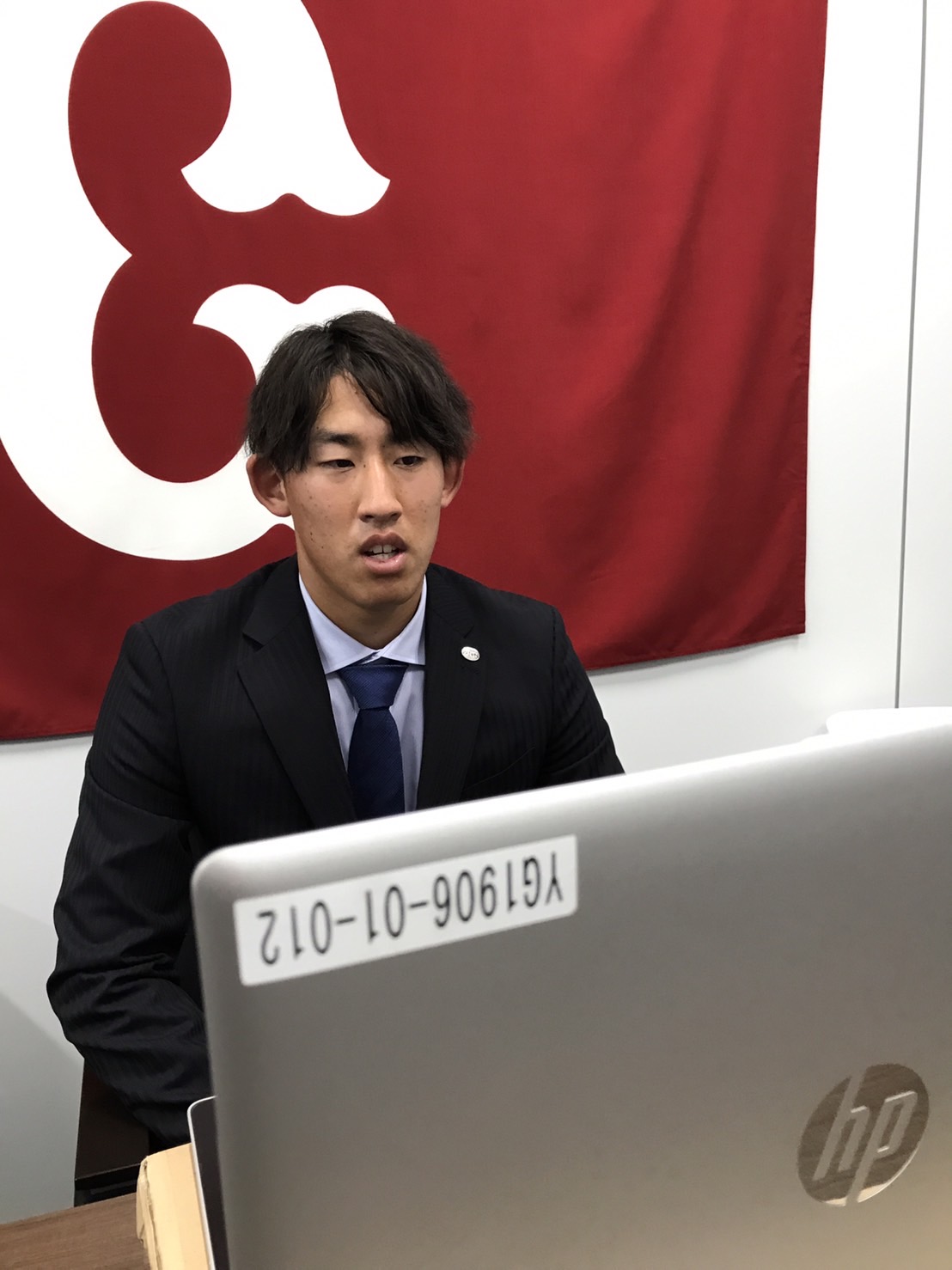契約更改後、リモート会見に出席した巨人石田（球団提供）