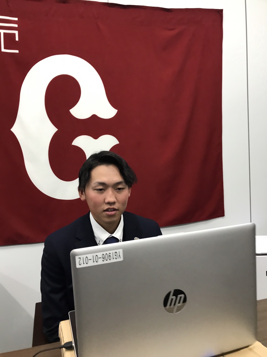 契約更改後、リモート会見に出席した巨人花田（球団提供）