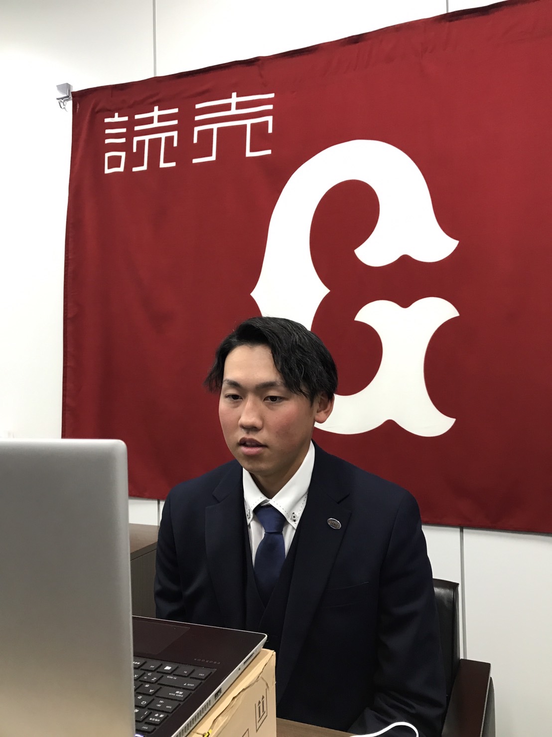 契約更改後、リモート会見に出席した巨人花田（球団提供）