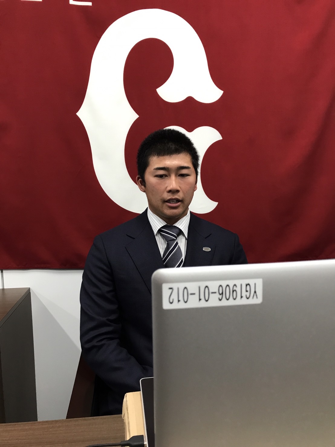 契約更改後、リモート会見に出席した巨人代木（球団提供）