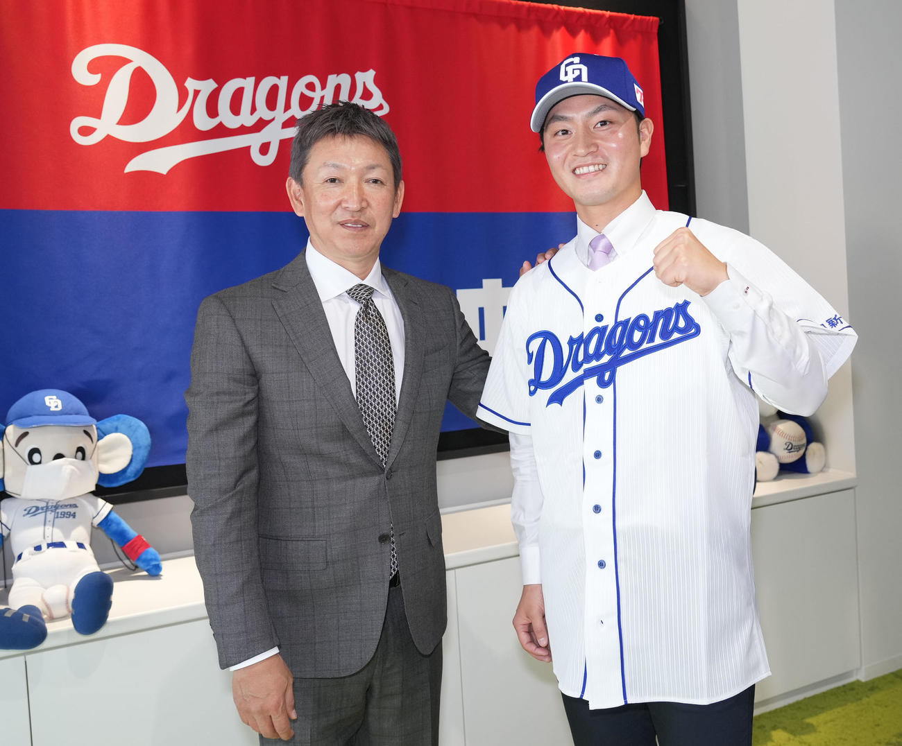 会見後、立浪監督と写真に収まる砂田（右）（撮影・森本幸一）