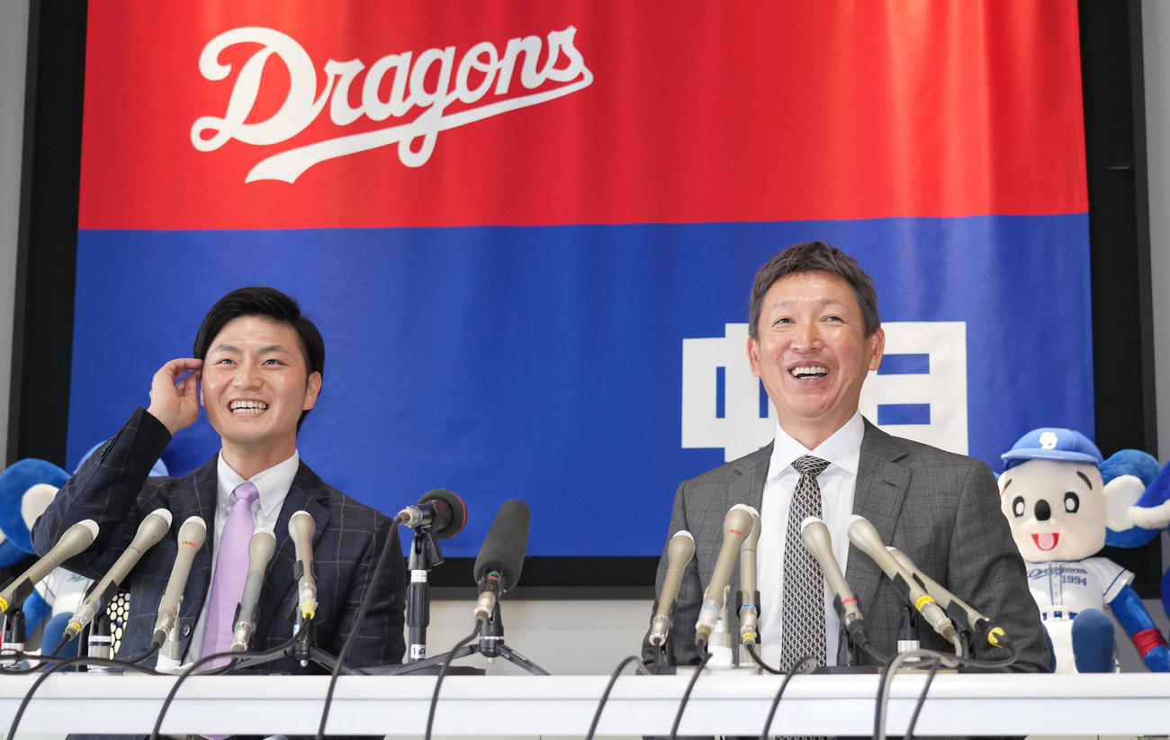 明るい表情で入団会見をする立浪監督と砂田（左）（撮影・森本幸一）