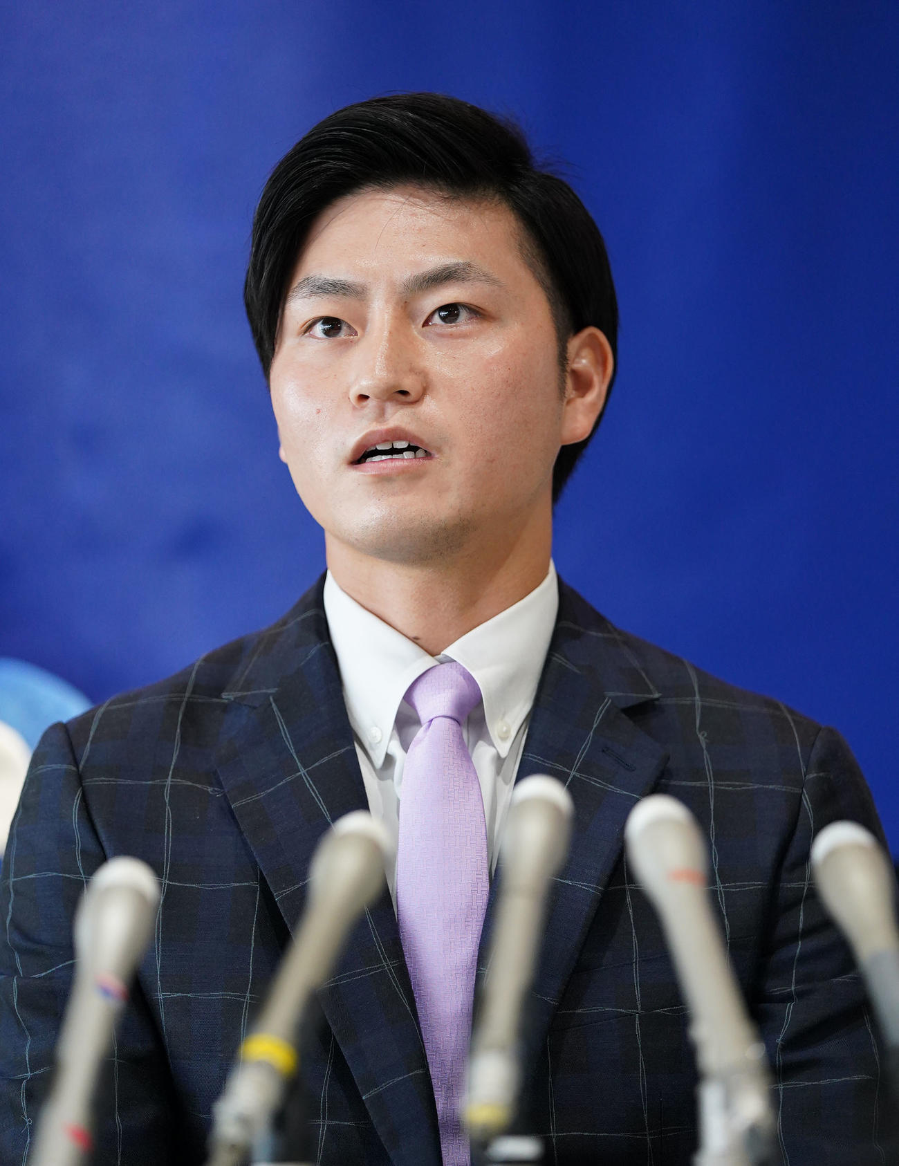会見する砂田（撮影・森本幸一）