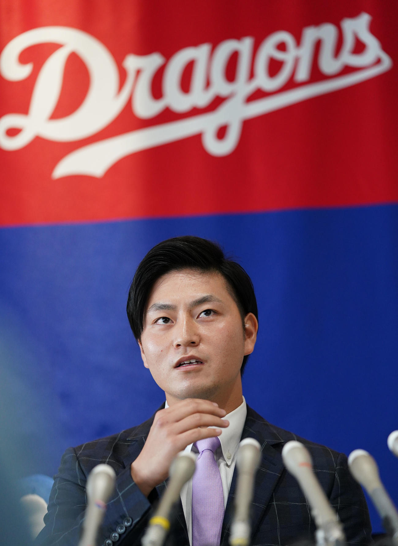 会見する砂田（撮影・森本幸一）
