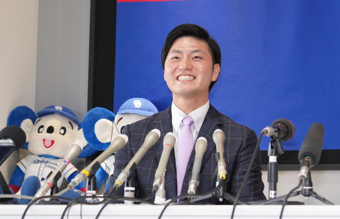 会見する砂田（撮影・森本幸一）