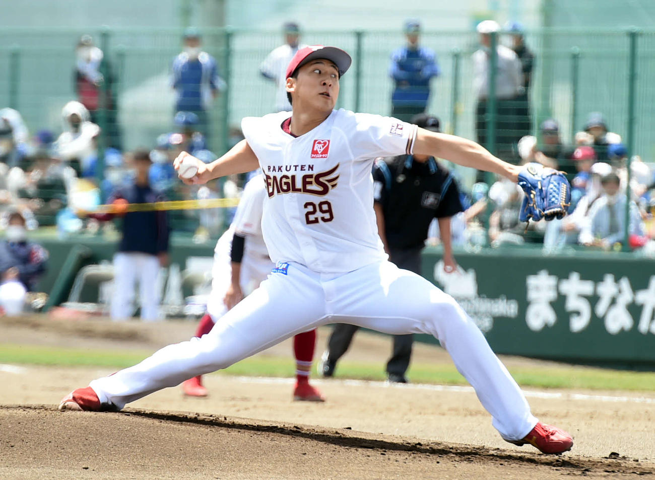 6月4日、巨人との2軍戦で力投する楽天高田孝一