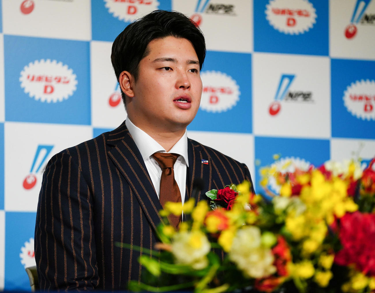 「NPB AWARDS 2022」で最優秀選手賞に輝いたヤクルト村上はオンラインで報道陣の質問に答える（代表撮影）