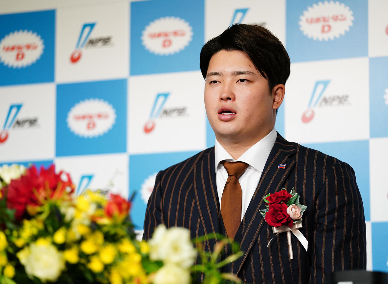 「NPB AWARDS 2022」で最優秀選手賞に輝いたヤクルト村上はオンラインで報道陣の質問に答える（代表撮影）