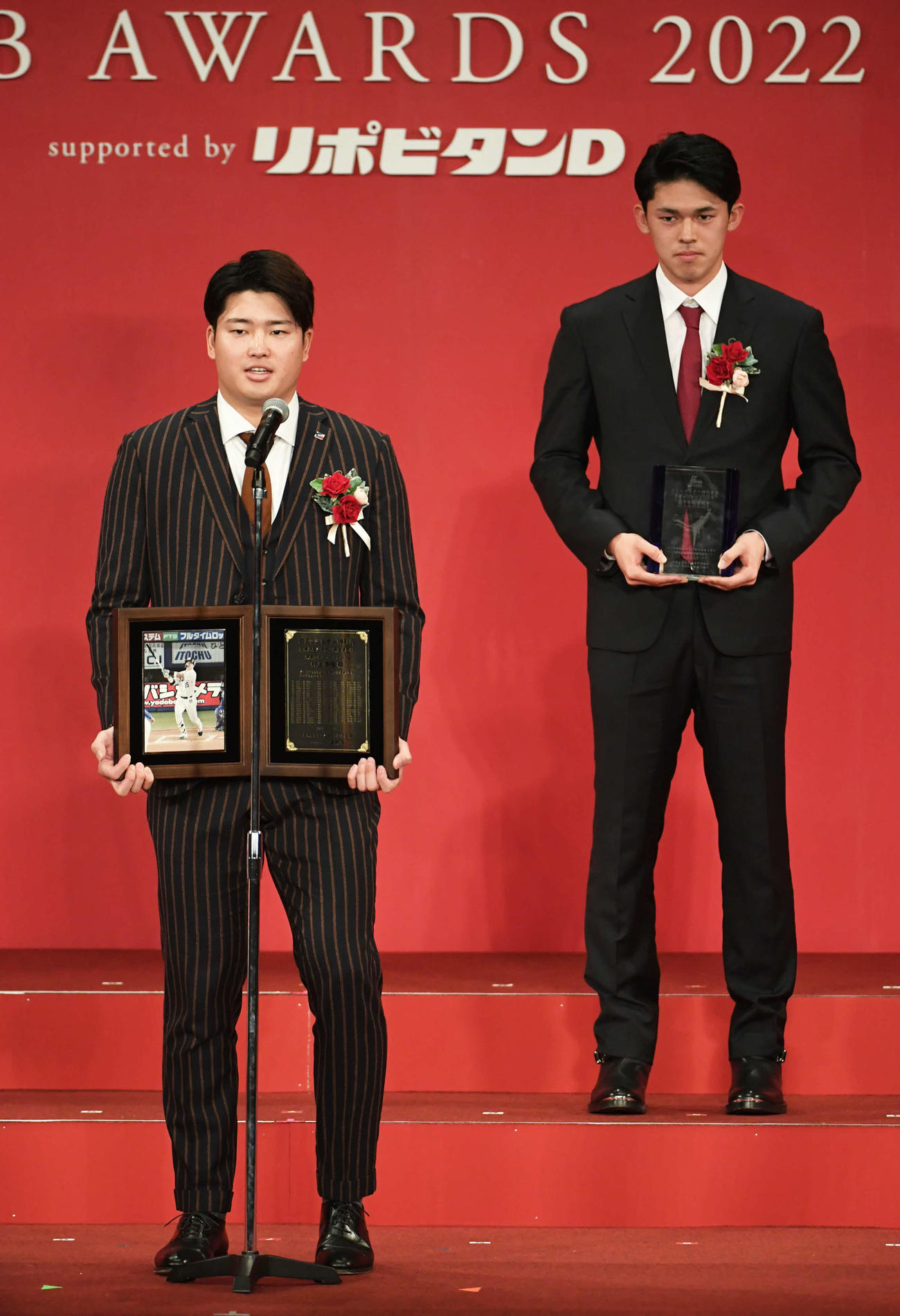 「NPB AWARDS 2022」でコミッショナー特別賞を受賞しスピーチするヤクルト村上（左）とロッテ佐々木朗（代表撮影）