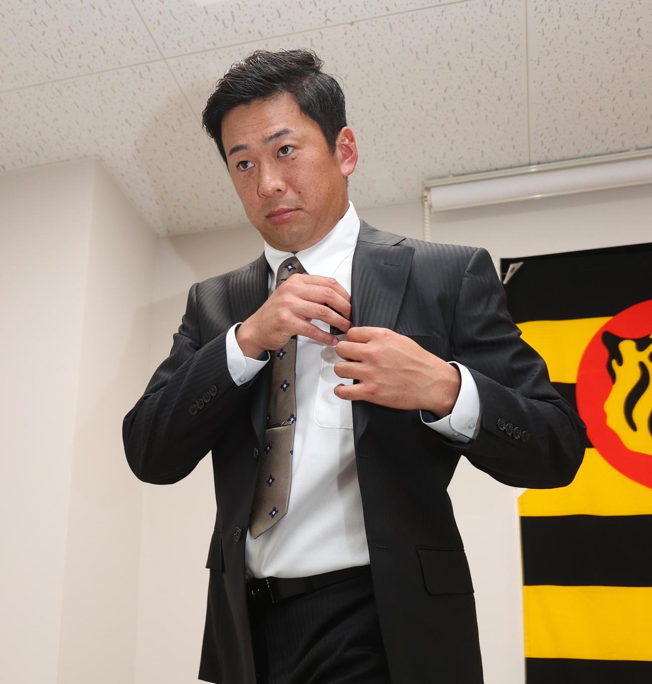 契約更改後の会見を終え席を立つ渡辺雄大（代表撮影）