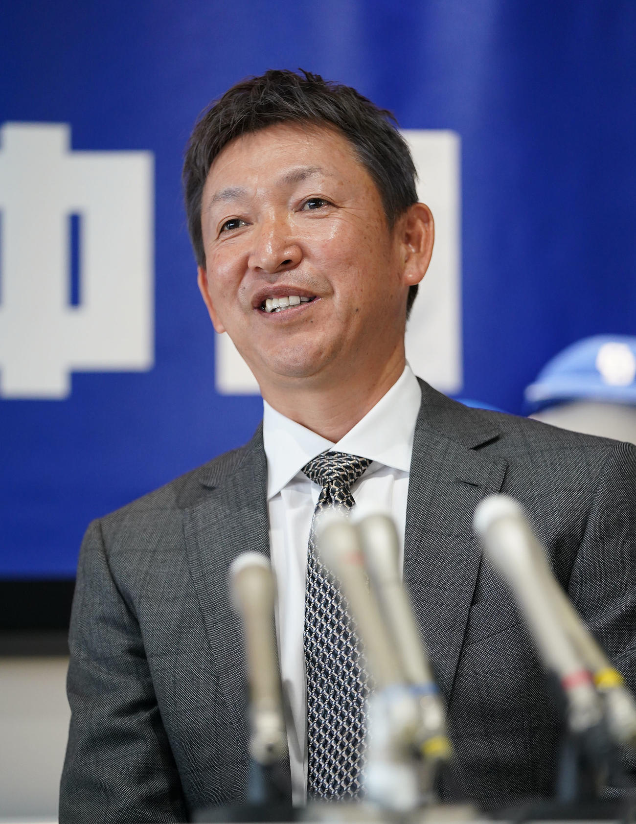会見に同席し取材に応じる立浪監督（撮影・森本幸一）
