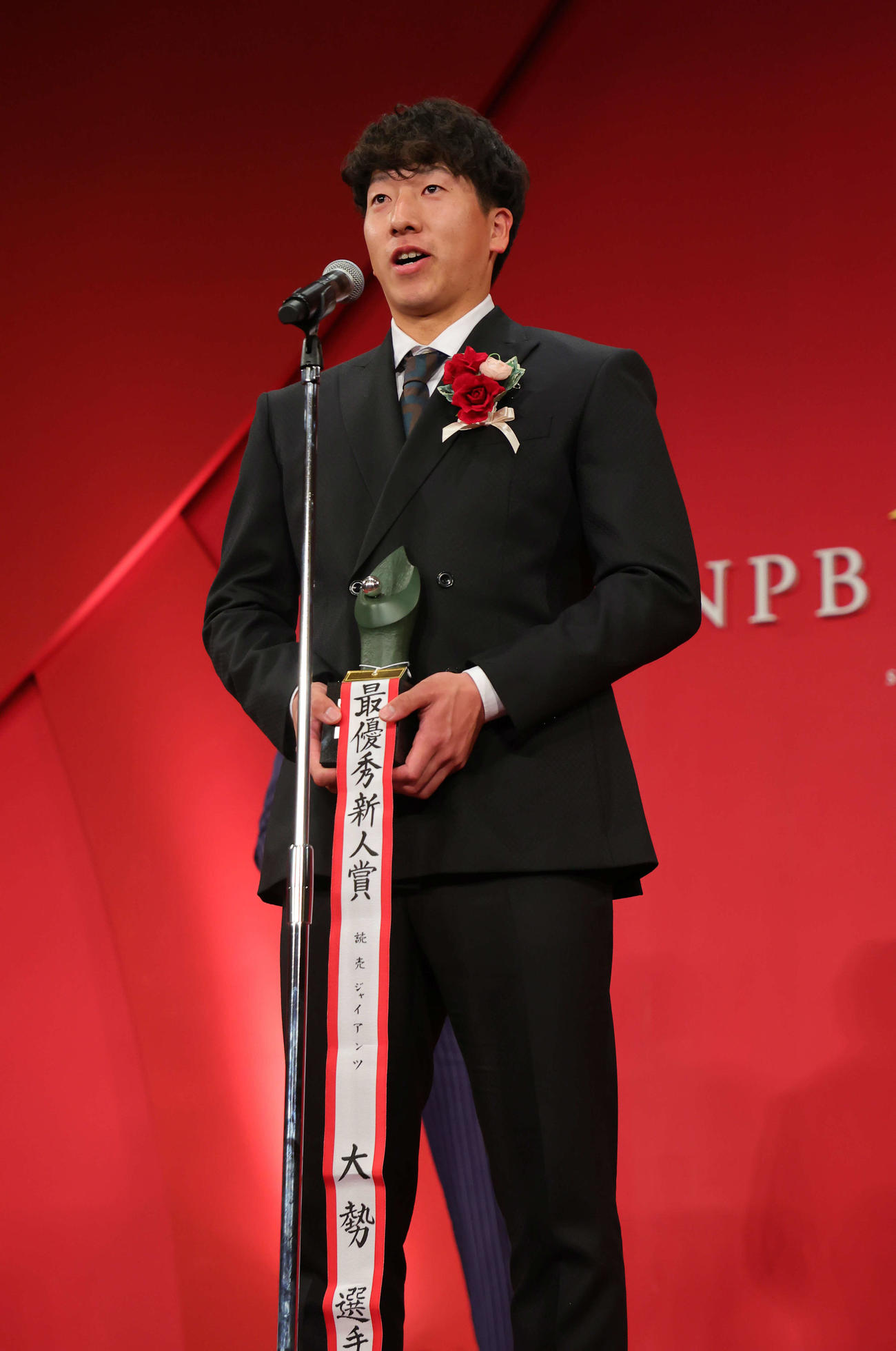 「NPB AWARDS 2022」でセ・リーグ最優秀新人賞を受賞しあいさつする巨人大勢（代表撮影）